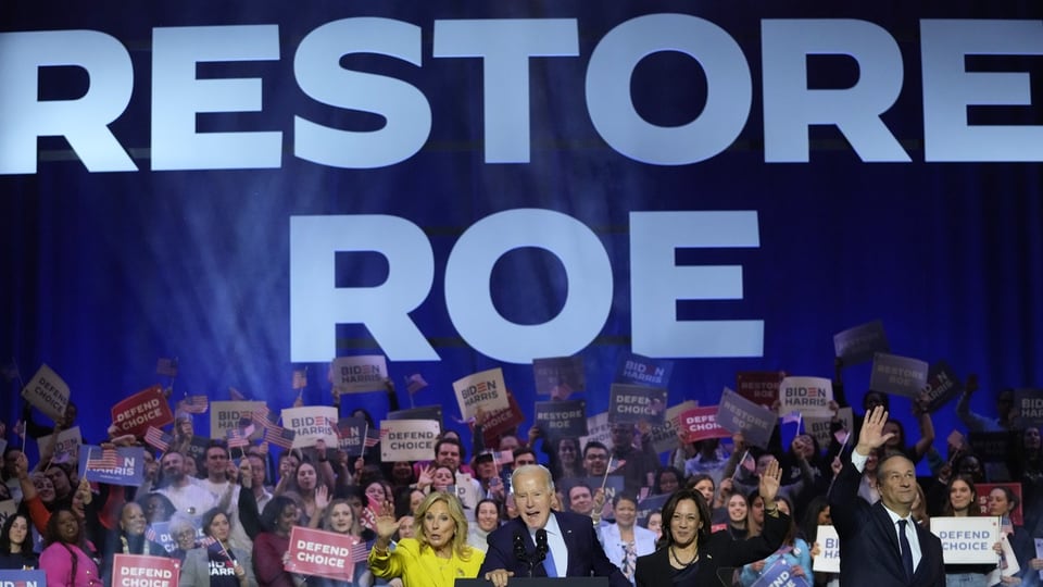 Joe Biden und Kamala Harris setzen sich an einer Veranstaltung für das Abtreibungsrecht ein.