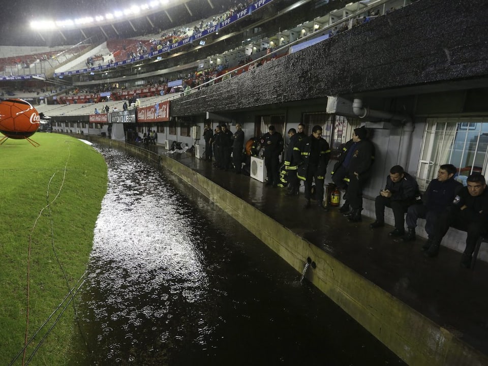 Regen in Fussballstadion.