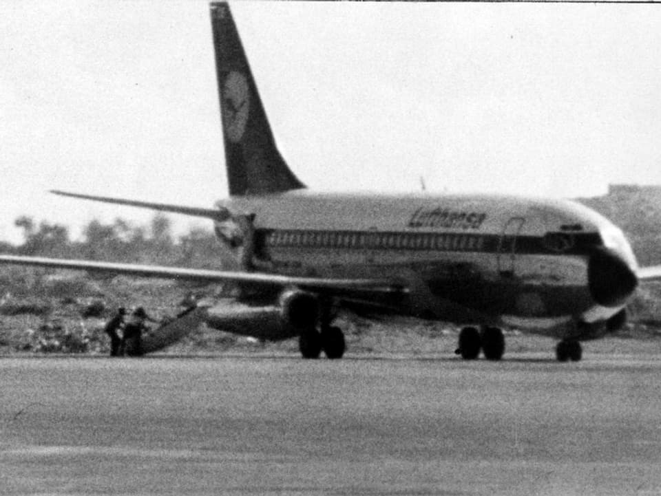 Bild zeigt die am 13. Oktober 1977 auf dem Flug von Mallorca nach Frankfurt/Main von vier Terroristen entfuehrte Lufthansa Maschine "Landshut" auf dem Flughafen von Mogadischu. 