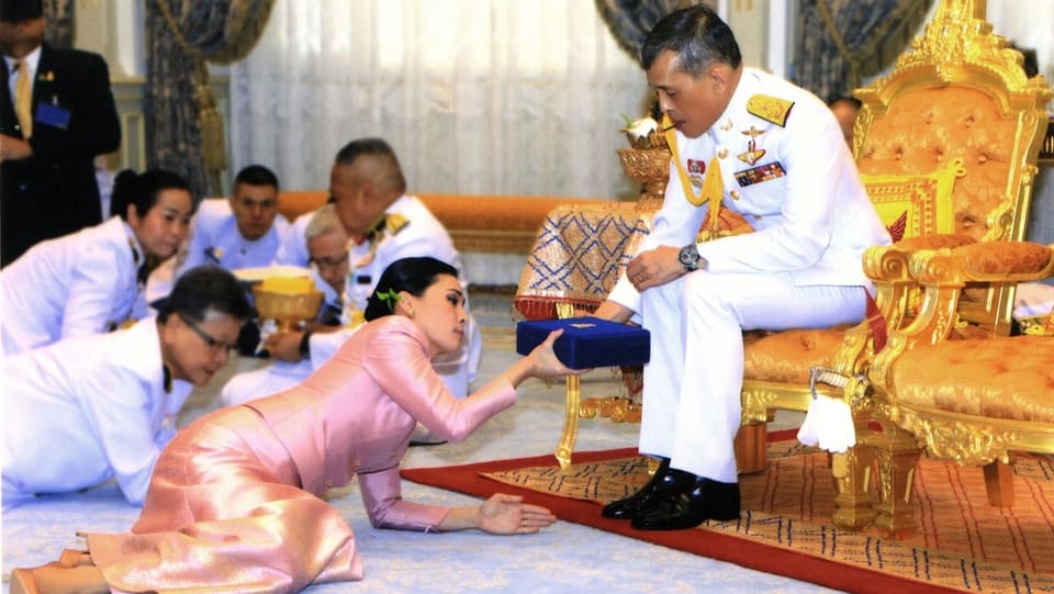 König Maha Vajiralongkorn ernennt seine Ehefrau zur neuen Königin