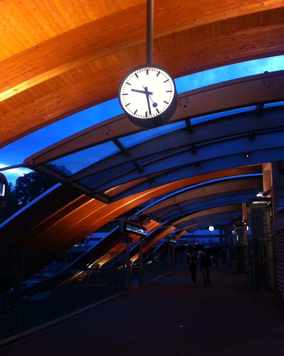 Im Bahnhof Bern zeigt die Uhr 9 Uhr 30 an.