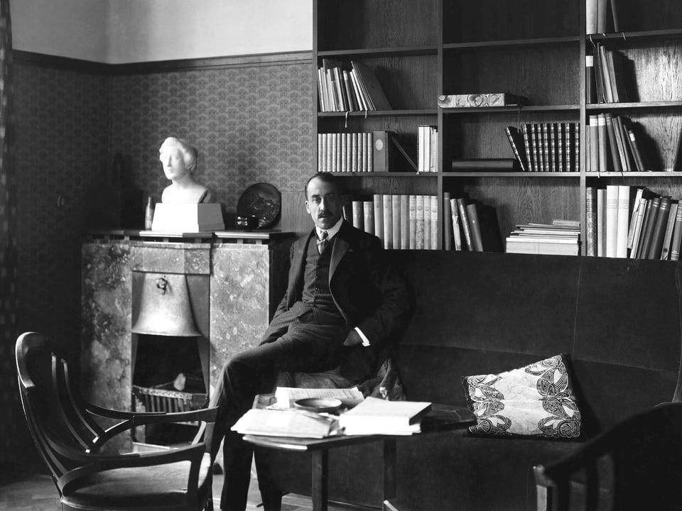 Henry van de Velde in seinem Arbeitszimmer im Haus Hohe Pappeln in Weimar, 1907/08. 