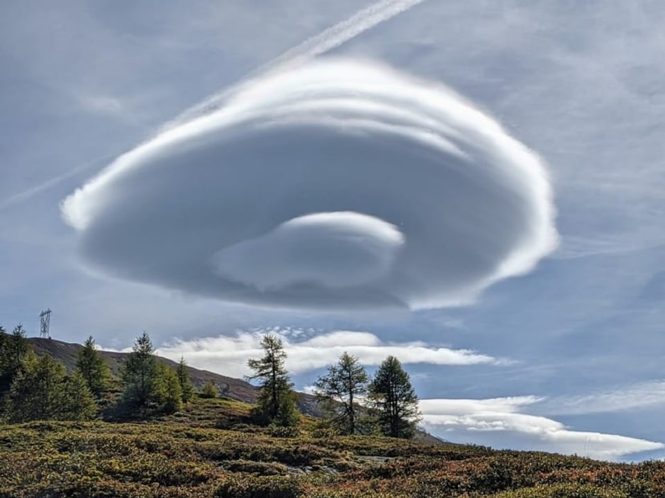 Linsenwolke über Alpen