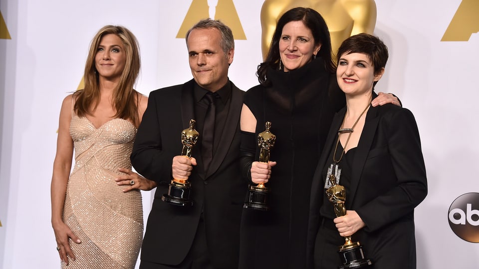 Auf dem Bild sind Schauspiel-Star Jennifer Aniston, Dirk Wilutsky, Laura Poitras, und Mathilde Bonnefoy zu sehen. Letztere drei mit einer Oscar-Trophäe.