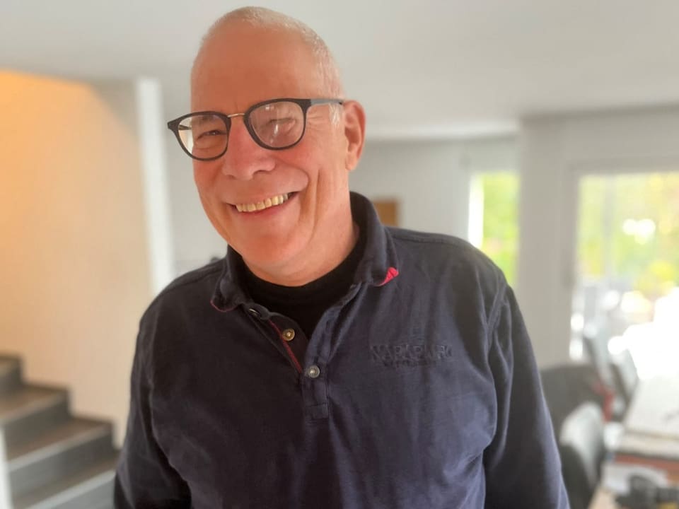 Zwinkender Mann in Poloshirt mit Brille