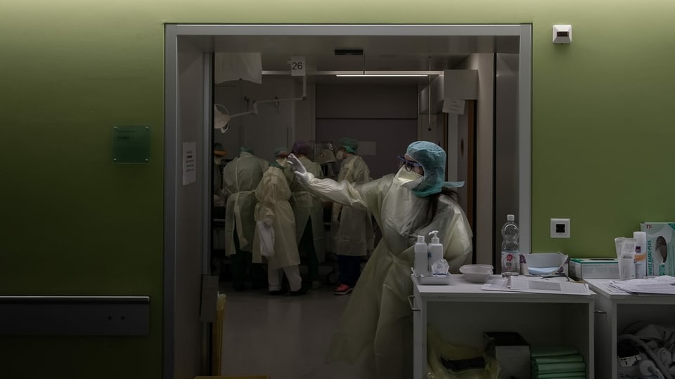 Auf der Intensivstation des La Carita-Spitals in Locarno wird ein Patient mittels Intubation beatmet. 