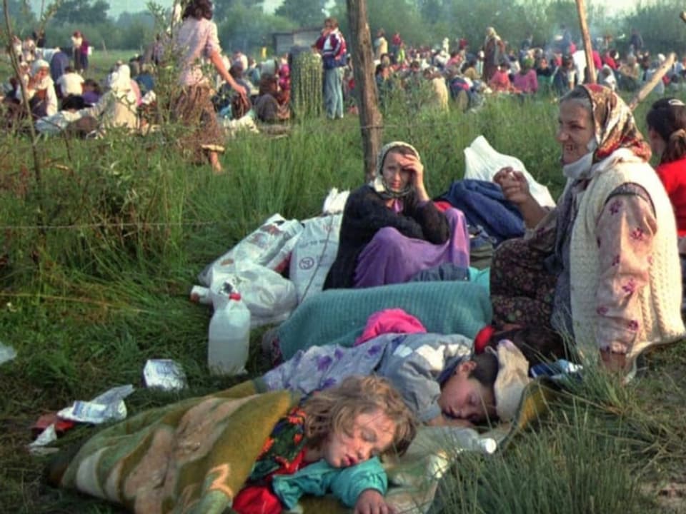 Flüchtlinge übernachten auf einem Feld