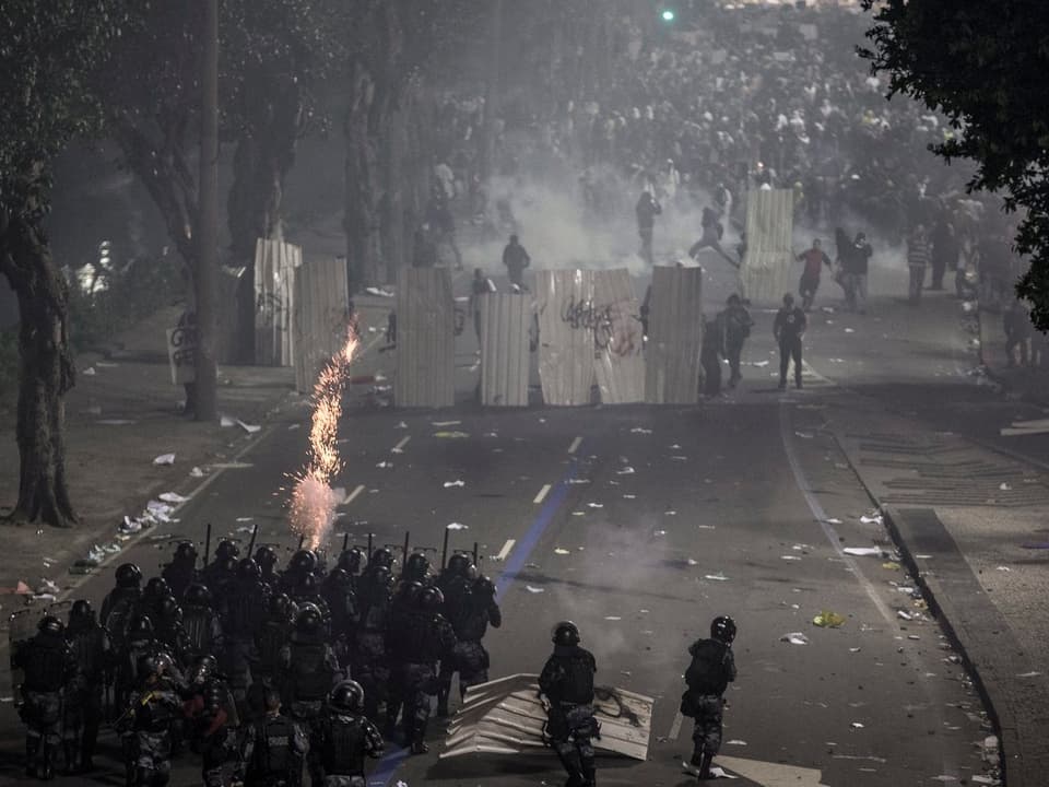 Strassenschlacht zwischen der Polizei und Demonstranten in Rio.