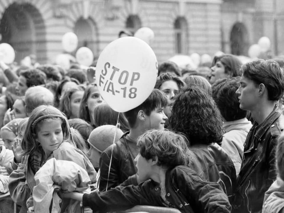 Kinder und Jugendliche demonstrieren am 16. Mai 1993 auf dem Bundesplatz für die Volksinitiative» der GSoA.