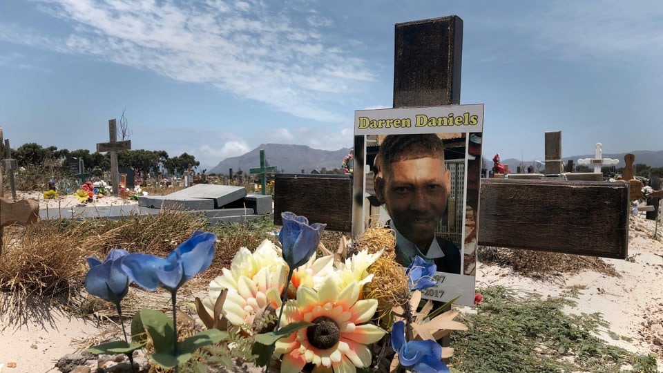 Blumen und Gedenktafel erinnern an Tod eines jungen Mannes