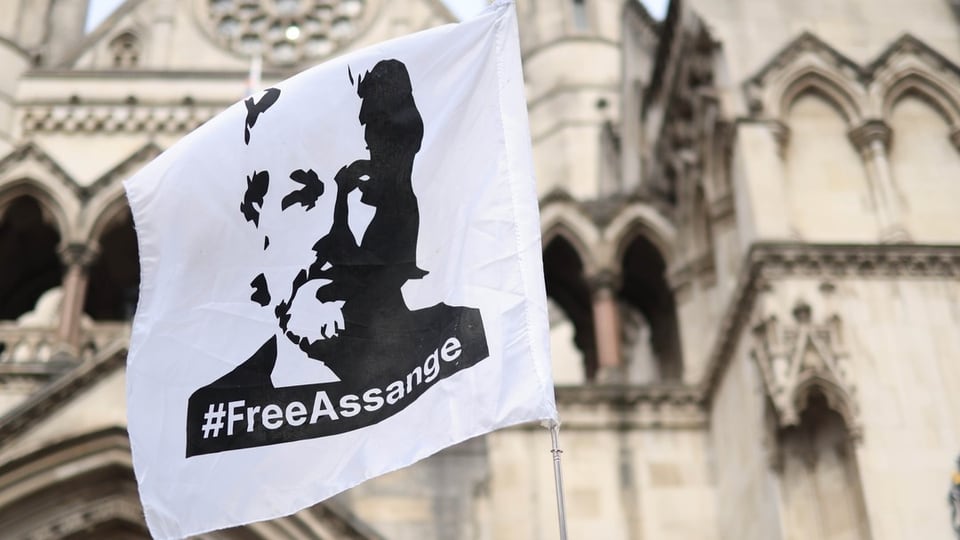 Flagge mit #FreeAssange-Logo