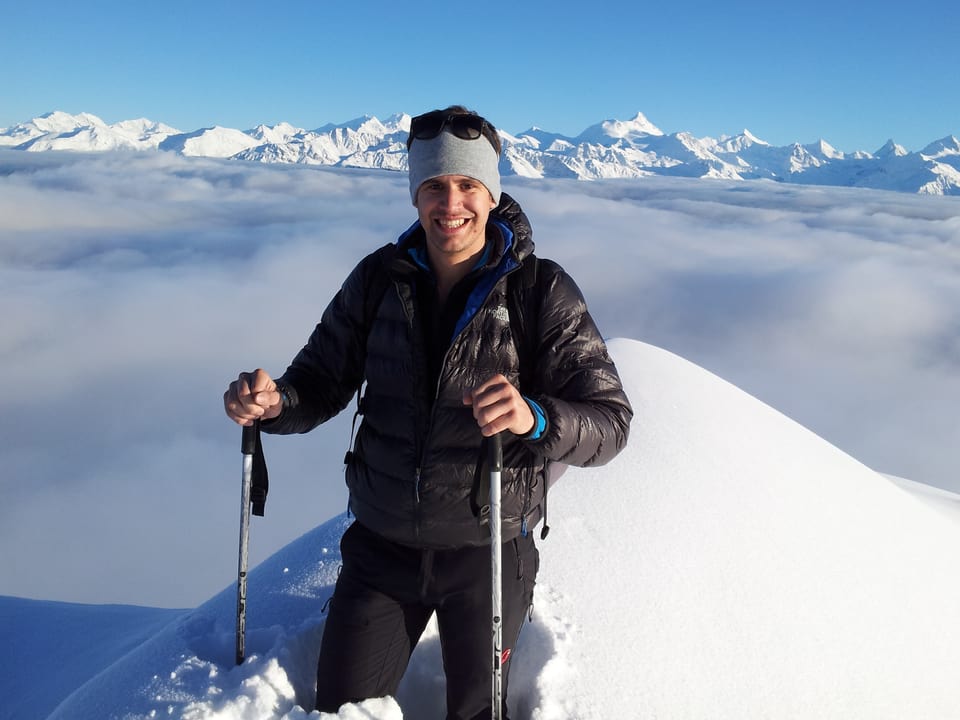 Michel Lochmatter steht auf einem Gipfel.