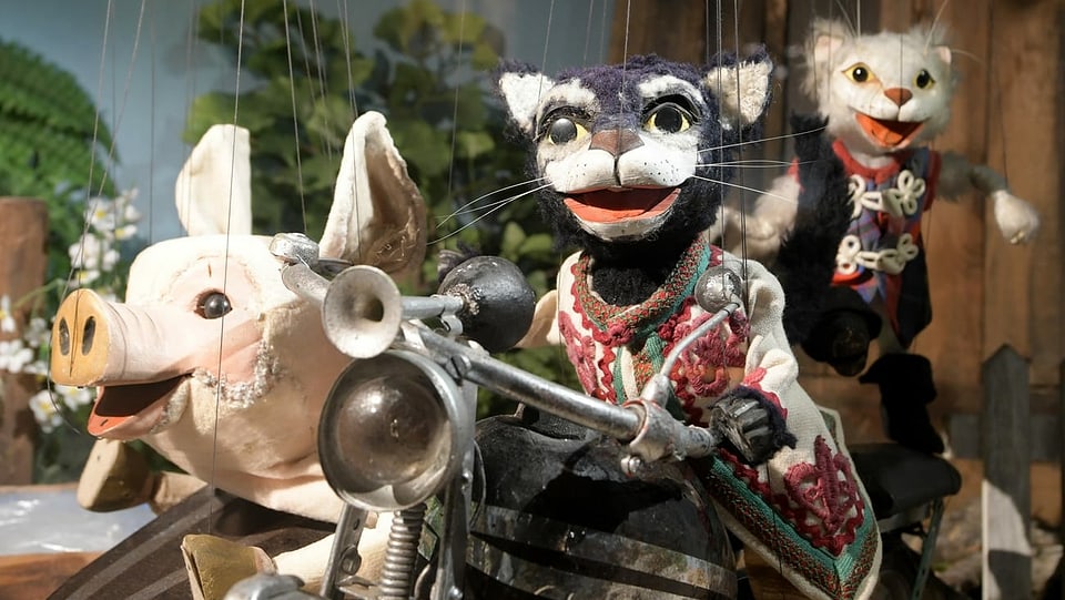 Die Marionetten Paschik, Kater Mikesch und Maunzerle hängen im Museum der Augsburger Puppenkiste