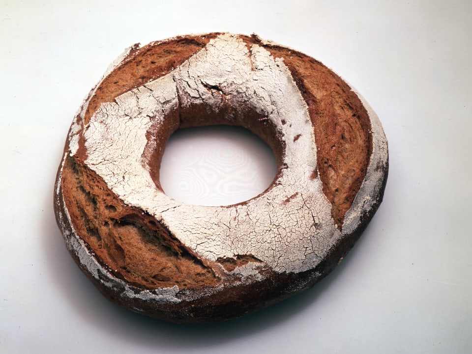 Ein Brot, das zu einem Ring geformt ist.