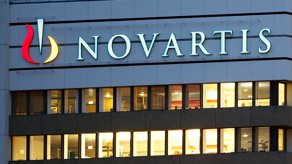 Schriftzug von Novartis am Konzernsitz in Basel