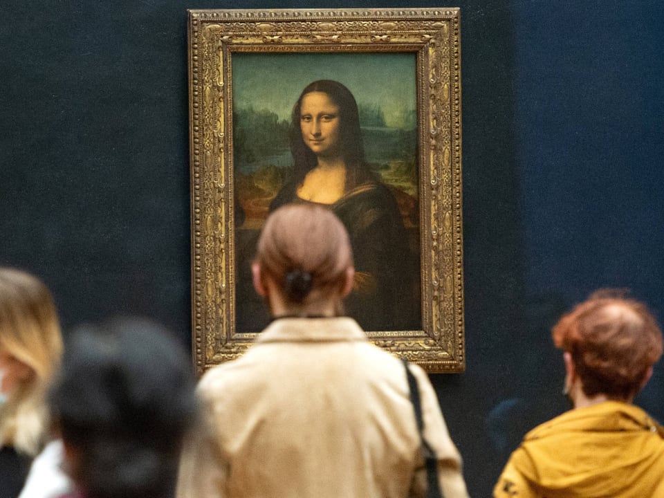 Menschen betrachten das Gemälde Mona Lisa im Museum.