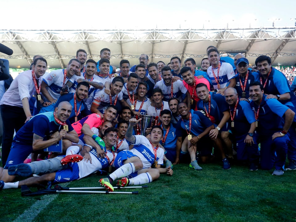 Spieler von Universidad Catolica feiern den Meistertitel.