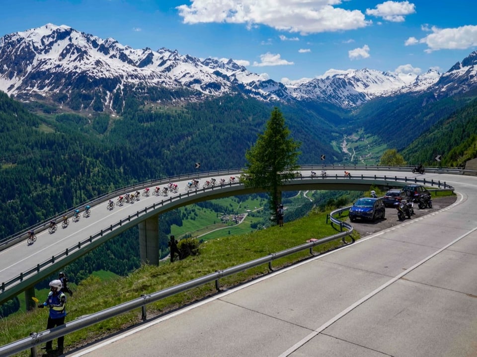 Berge und Radfahrer