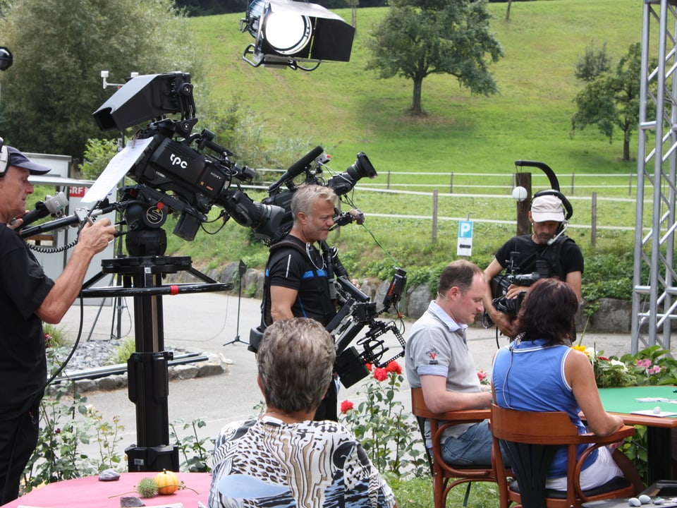 Kameras und Crew beim Filmen des Jass-Tisches