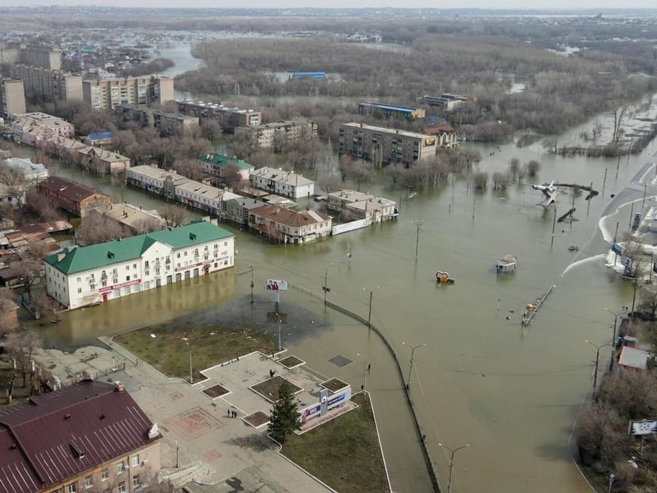 Videoausschnitt zeigt Luftaufnahme von einem überfluteten Platz nach einem Dammbruch in der Stadt Orsk.