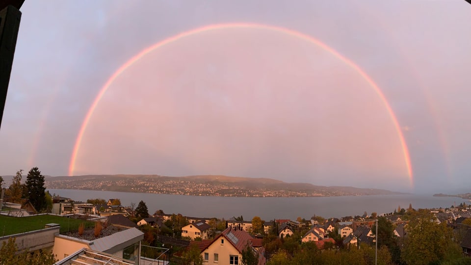 Blick von Oberrieden über den Zürichsee zur Goldküste, wo sich ein doppelter Regenbogen gebildet hat.