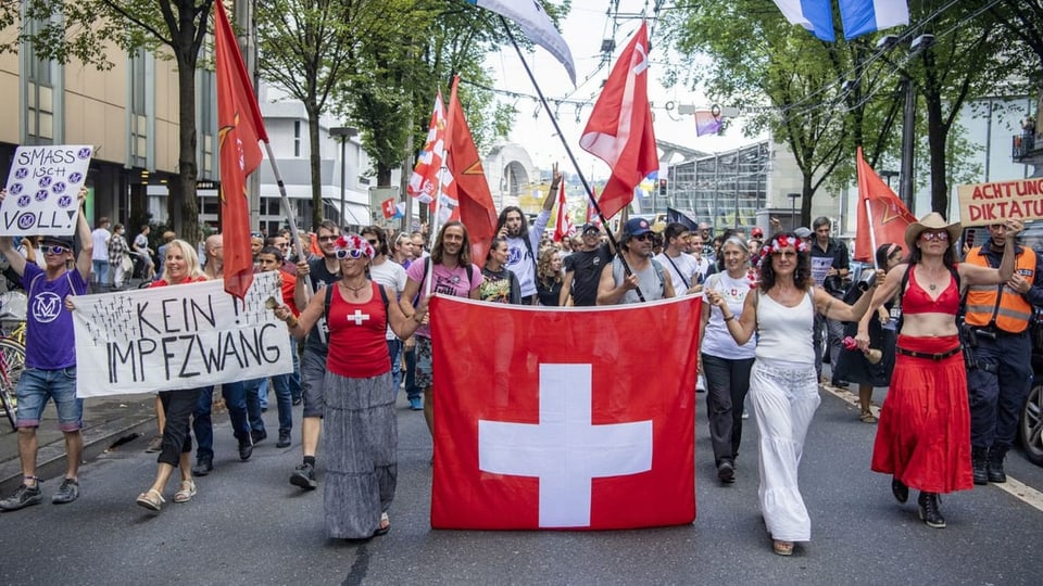 Demonstranten mit Schweizer Flagge und Anti-Impfzwang-Plakaten