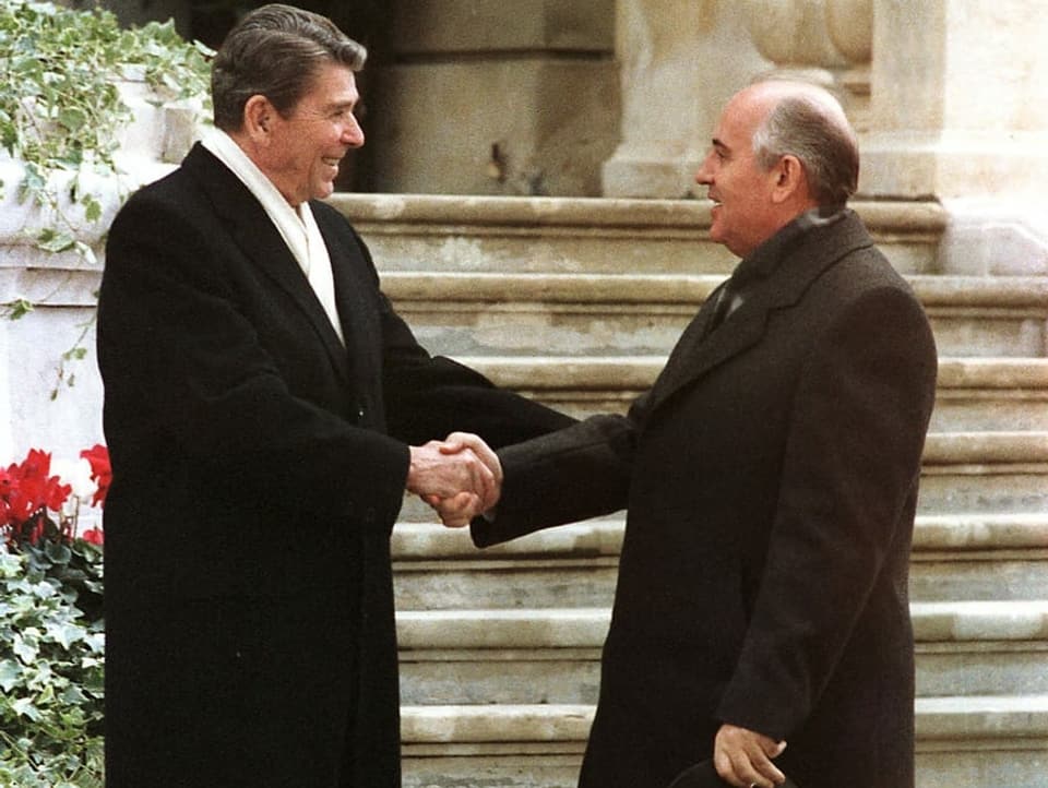 Reagan und Gorbatschow begrüssen sich