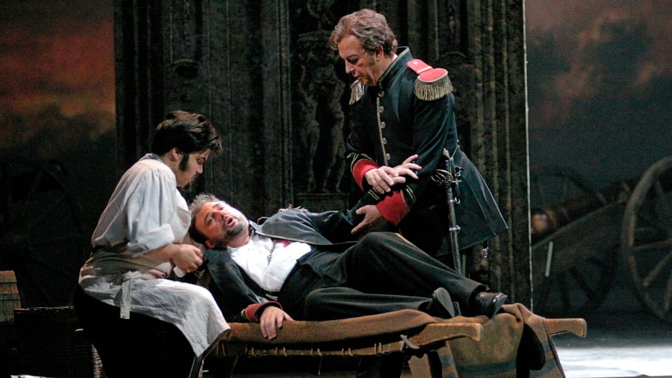Ruben Drole als Chirurg (l.), Vincenzo La Scola als Alvaro und Leo Nucci als Don Carlo di Vargas (r.) in der Oper La Forza del Destino, Opernhaus Zürich 2005.