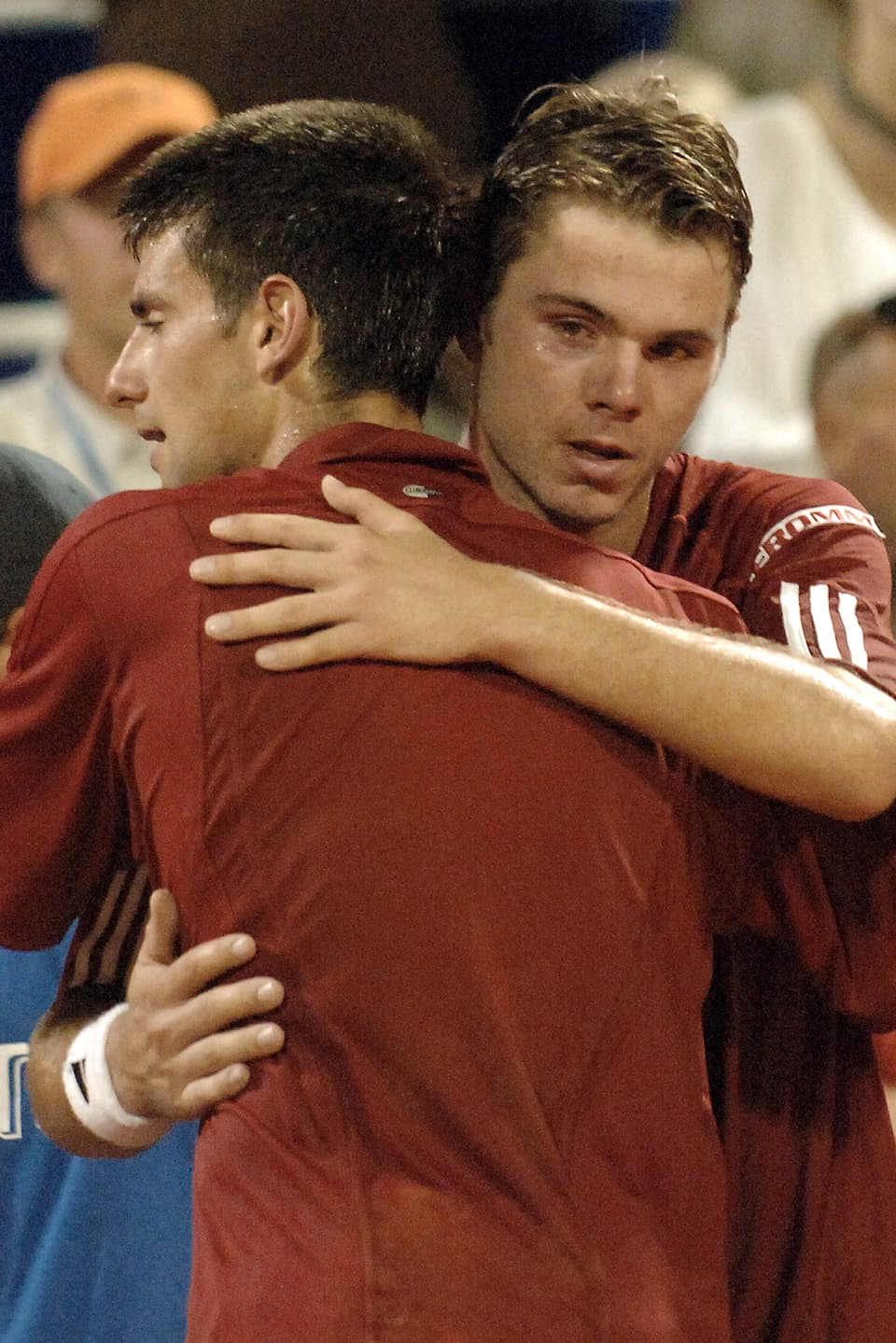 Wawrinka und Djokovic umarmen sich 2006 in Umag am Netz.