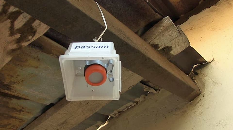 Ein Luft-Messgerät des Labors Passam hängt an einem Balken.