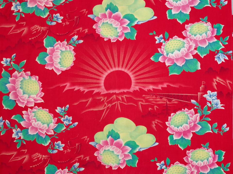 Roter Bettdeckenbezug mit Muster von Mangos, Sonnenblumen und Sonnenaufgang.