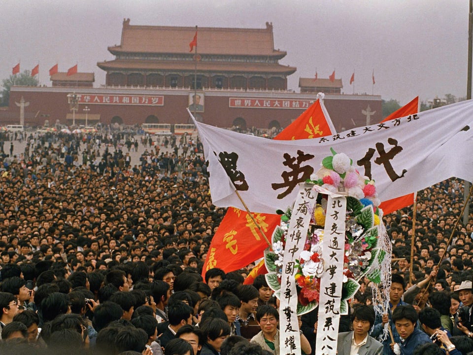 Der Tiananmen ist mit tausenden Studenten bedeckt.