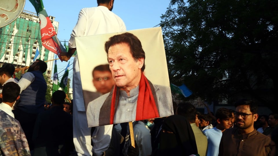 Khan auf einer Protesttafel.