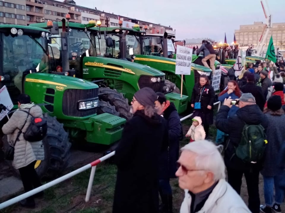 Demonstranten vor Traktoren