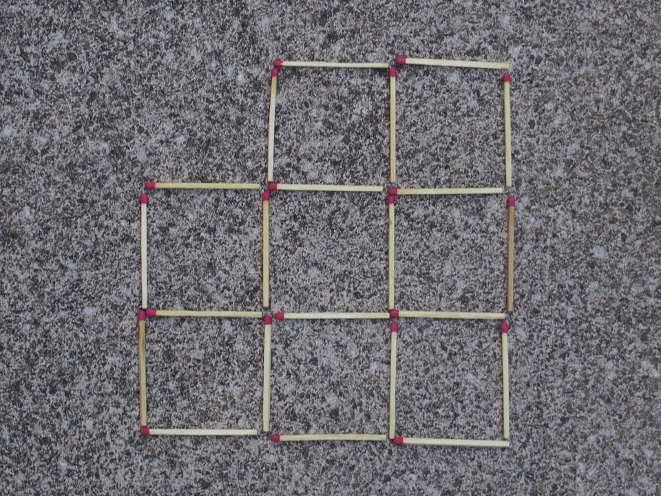 Aufgabe 1 - zwei Streichhölzer sind so umzulegen, dass sieben gleich grosse Quadrate entstehen.