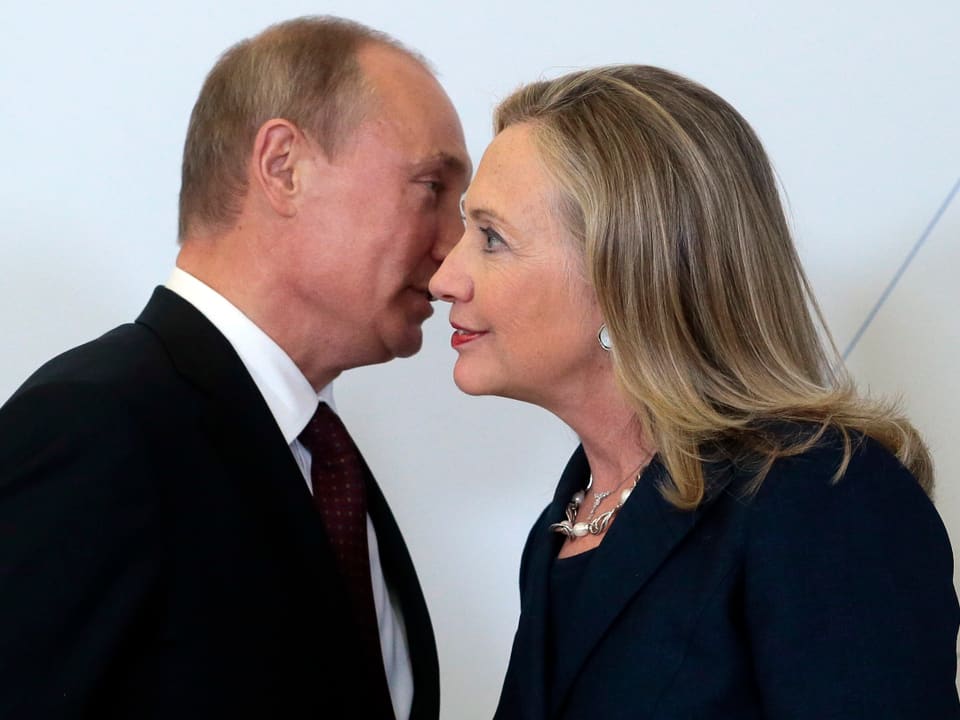 Hillary und der russische Präsident Putin im Gespräch