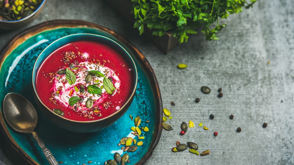 Randensuppe in Schale mit Minzenblättern und Kürbiskernen