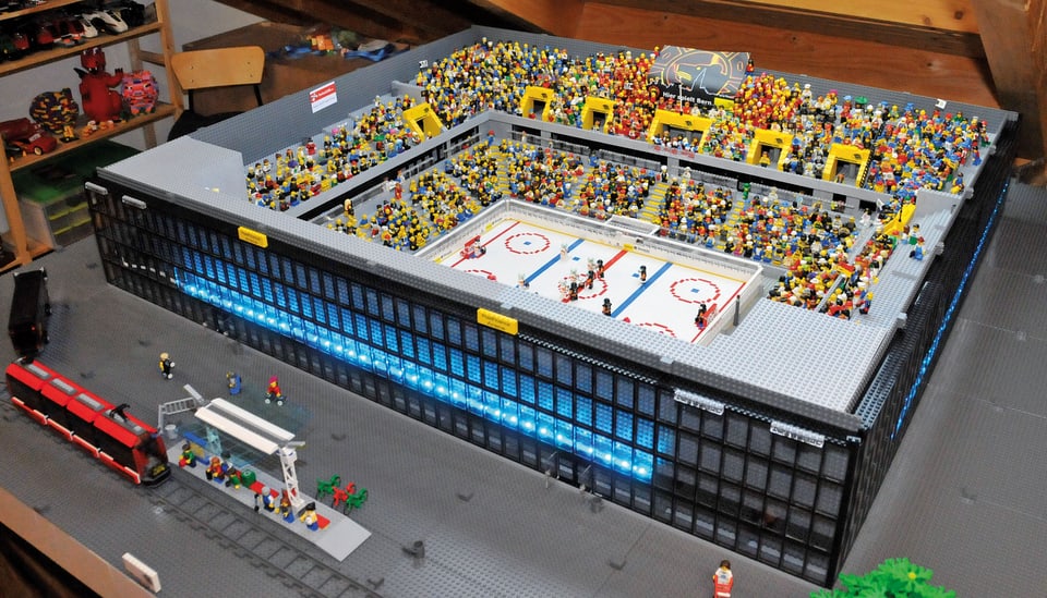 Gesamtansicht auf das aus Legosteinen gebaute Berner Eisstadion, vor dem Stadion wurde sogar die Tramhaltestelle errichtet.