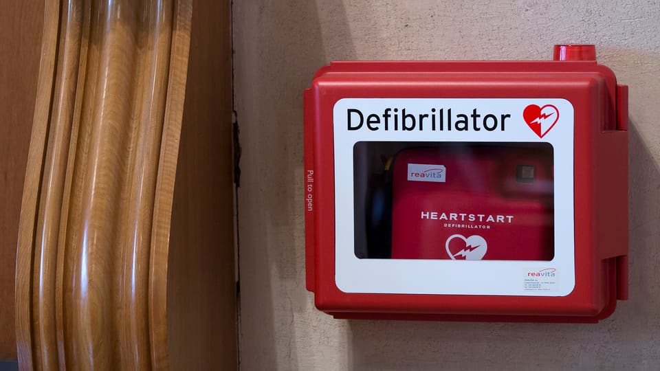 Ein Defibrillator an einer Wand