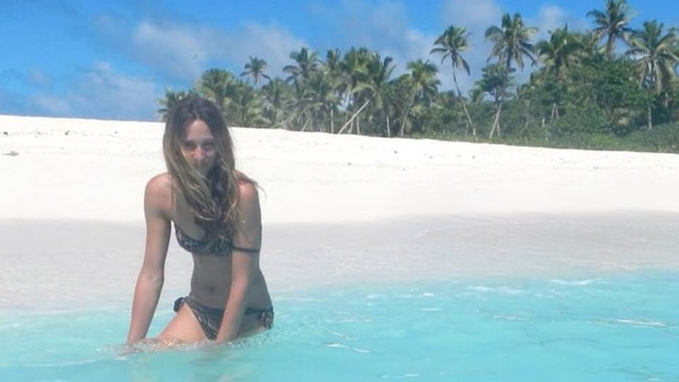 Mahara McKay posiert auf Nanuku Island