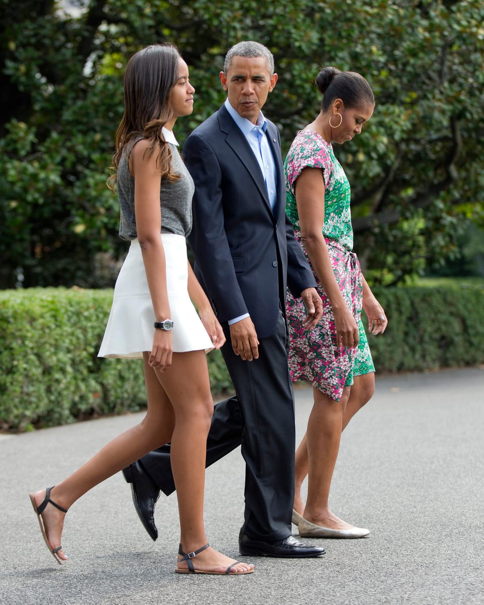 Michelle, Barack und Malia Oama laufen zusammen. Obama schaut Tochter an und sagt etwas, sie schaut genervt