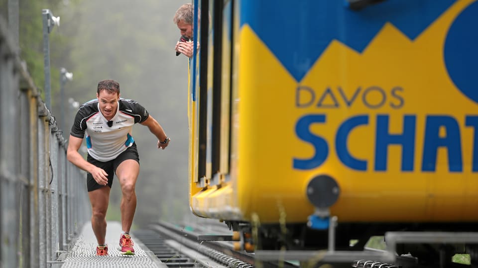 Dario Cologna rennt neben der Schatzalpbahn