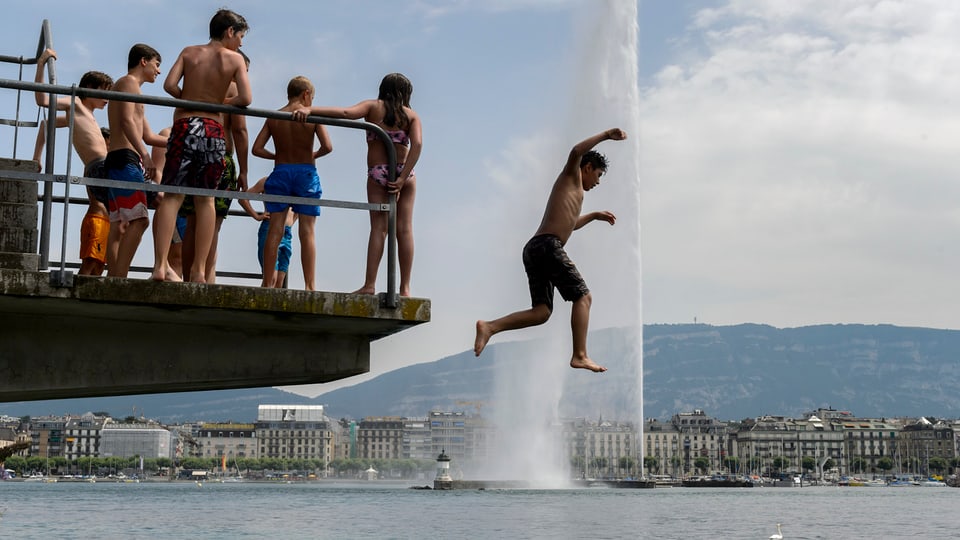 Badende in Genf vor dem Jet d'eau.