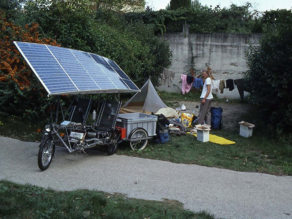 Dreirad mit riesigen Solarpanels drauf