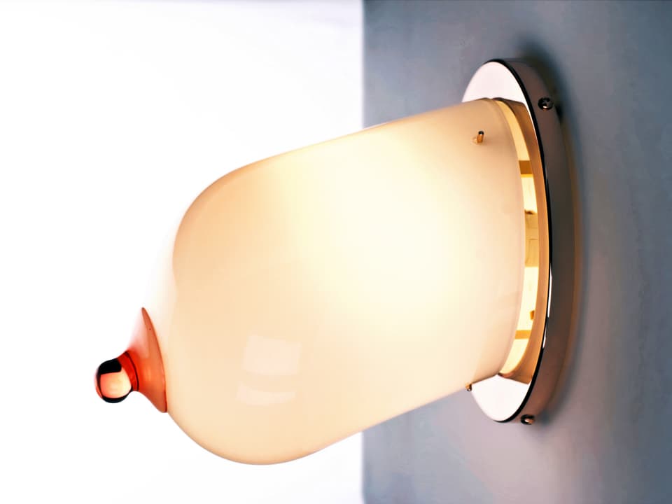 Eine Glaslampe, um an die Wand zu schrauben, in Form einer weiblichen Brust.