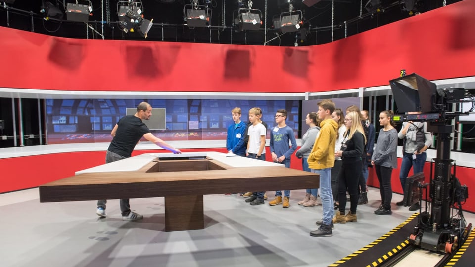 Neu bietet SRF spezielle Studioführungen für Schulklassen an.