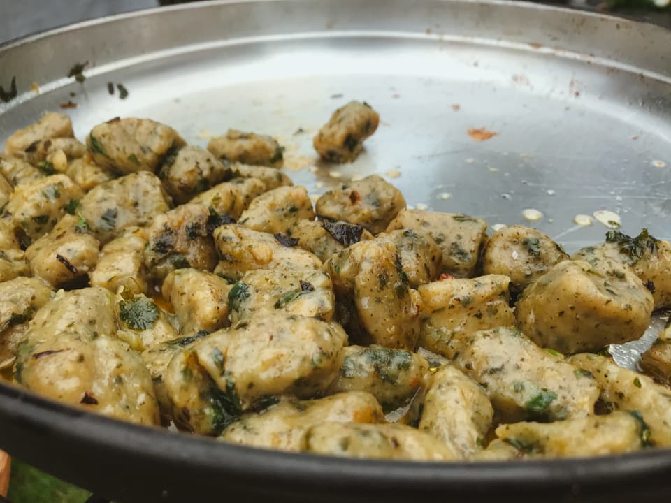 Ganz am Schluss wendet man die Gnocchi in flüssiger Butter und Giersch.