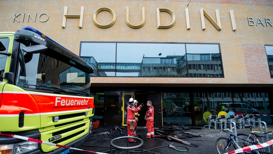Feuerwehrmänner im Einsatz vor dem Kino Houdini in der Kalkbreite