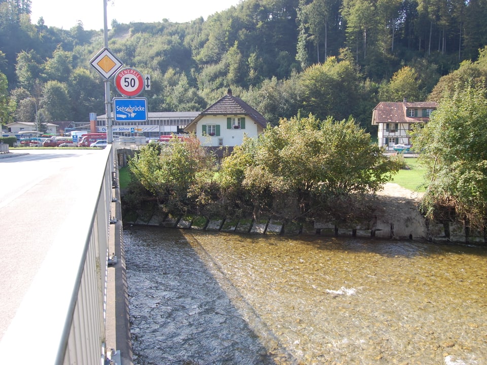 Die Sense bei der Brücke zwischen Neuenegg und Flamatt: Kein Platz für einen breiteren Fluss.