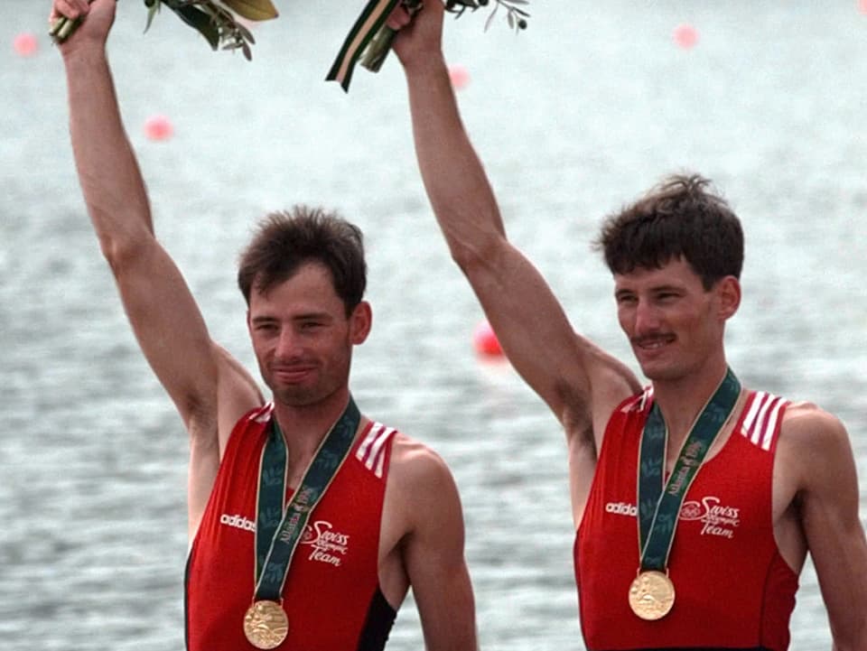 Michael und Markus Gier jubeln mit ihren Goldmedaillen.